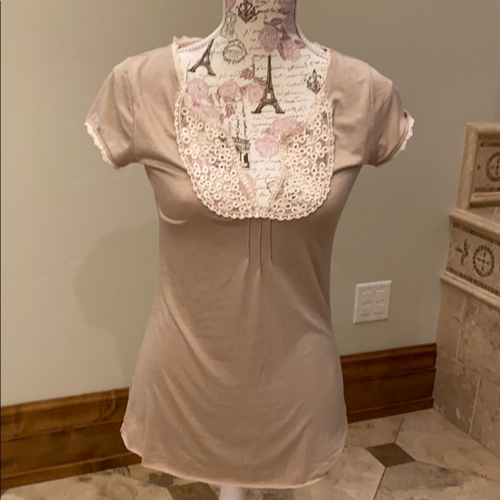 Fresh + Wear split Neck Bib with Lace Trim